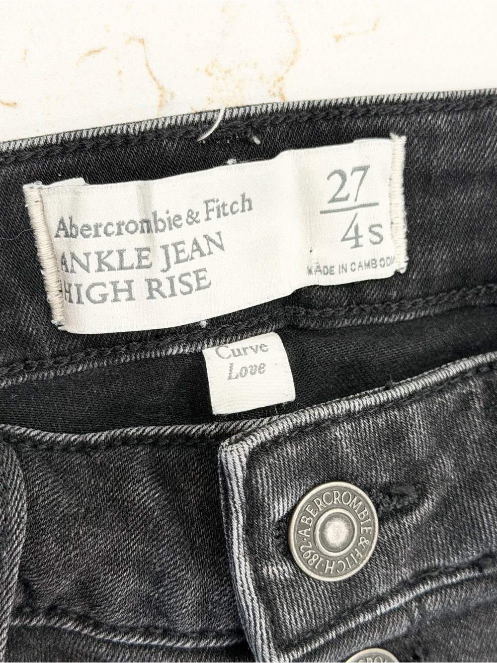 Abercrombie & Fitch High-Rise Distressed Black Jeans model-off-duty Grunge - Picture 3 of 7